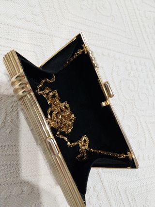 Clutch dorado rijido con cadena .