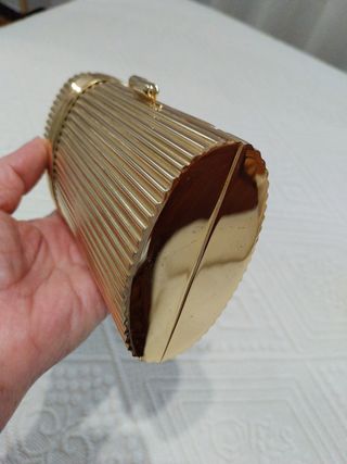 Clutch dorado rijido con cadena .