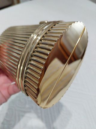 Clutch dorado rijido con cadena .