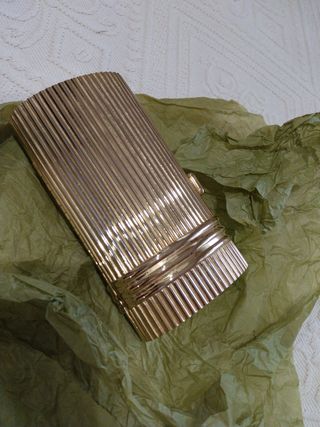 Clutch dorado rijido con cadena .