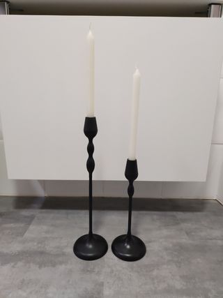 Candelabros de forja negros.