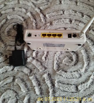 ROUTER MOVISTAR PRACTICAMENTE NUEVO.