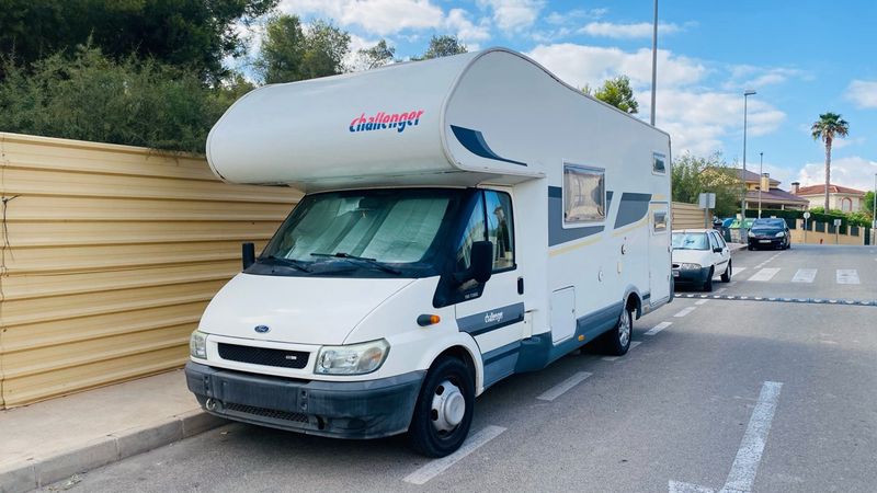 Autocaravana Ford Challenger - foto 1
