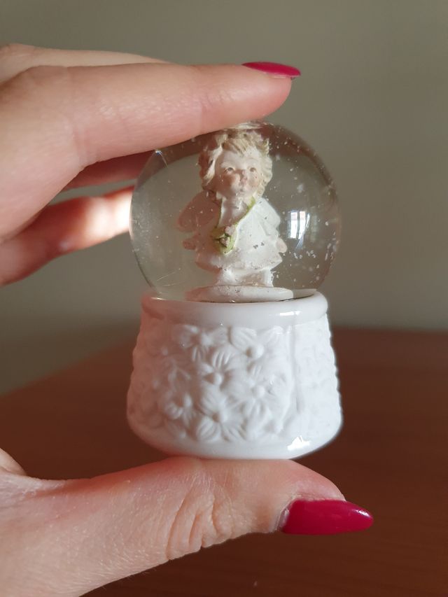 Palla di vetro con neve