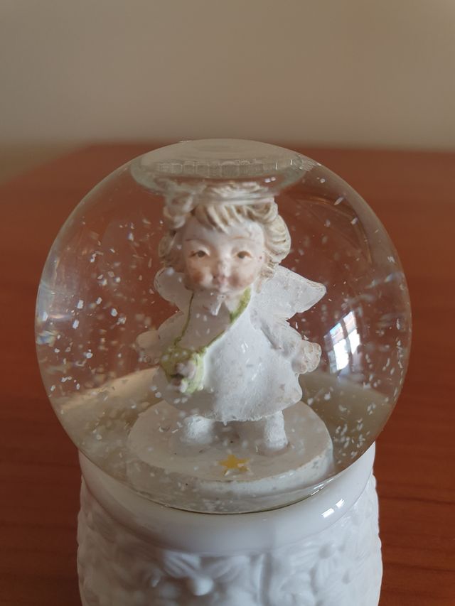 Palla di vetro con neve