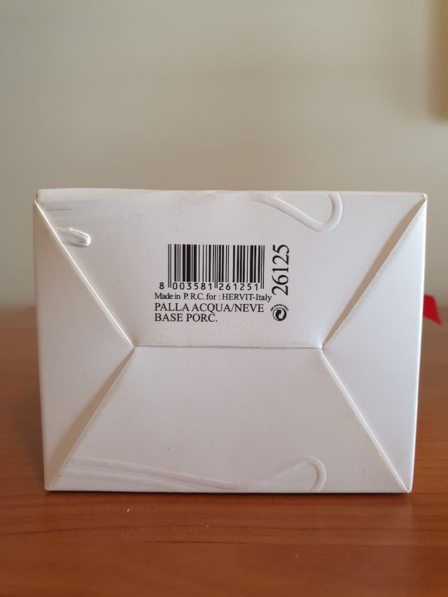 Palla di vetro con neve