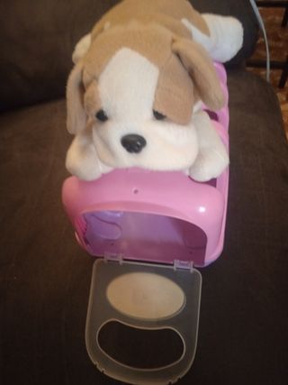 Perrito de peluche con su casita