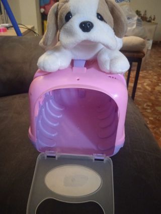 Perrito de peluche con su casita