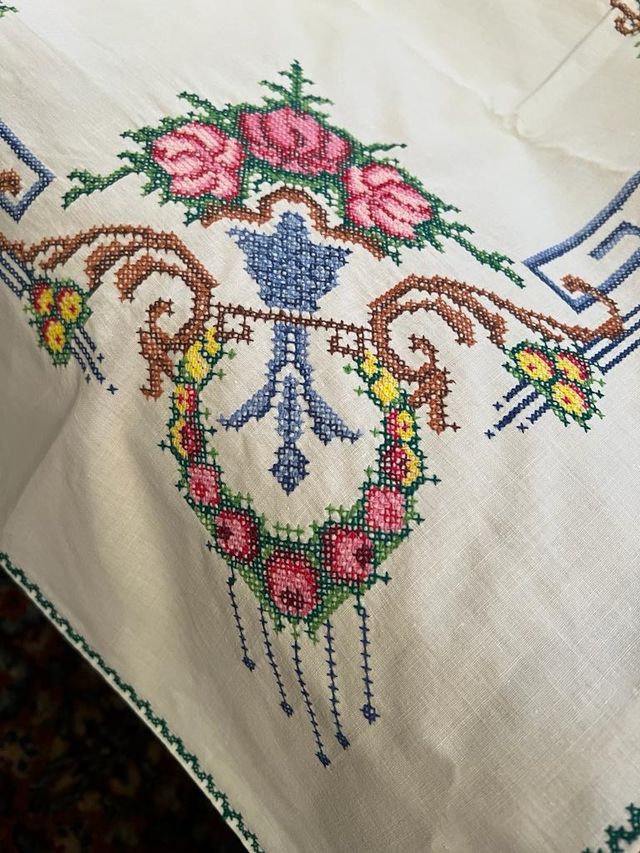 tovaglia ricamata a mano