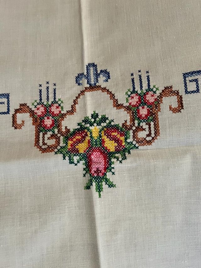 tovaglia ricamata a mano