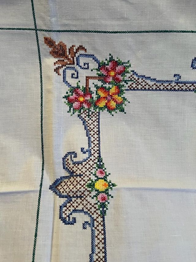 tovaglia ricamata a mano