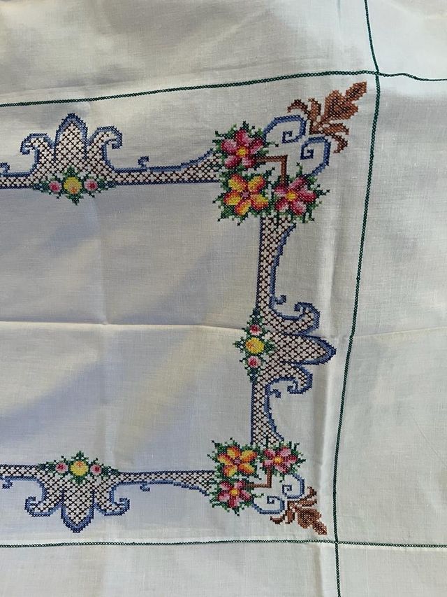 tovaglia ricamata a mano