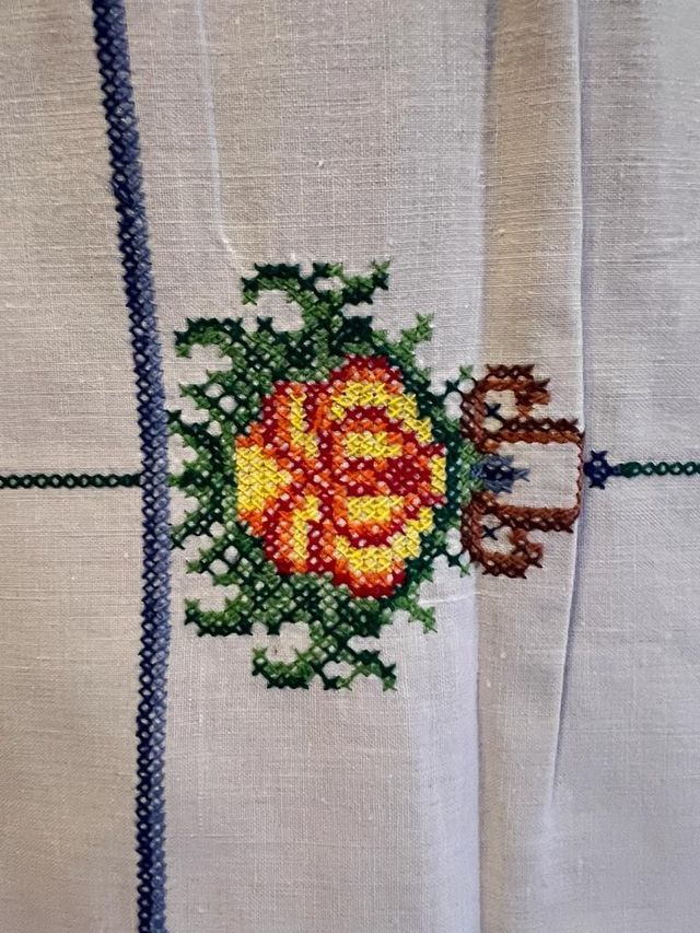 tovaglia ricamata a mano