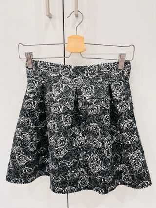 🎈Falda mini con flores blanco y negro. Solo envio🎈