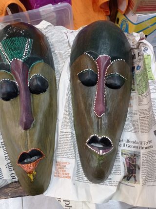 coppia di maschere in legno dipinta a mano  50x18