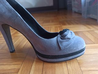 Scarpe con tacchi alti