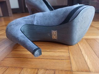 Scarpe con tacchi alti