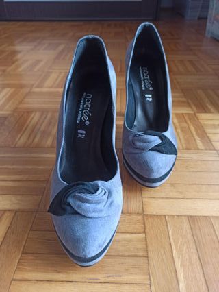 Scarpe con tacchi alti