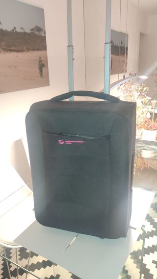 Maleta negra con ruedas de viaje avion