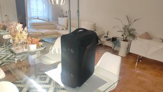 Maleta negra con ruedas de viaje avion