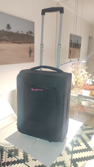 Maleta negra con ruedas de viaje avion