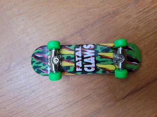 Half pipe- finger skateboard