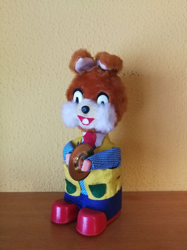 Juguete conejo músico
