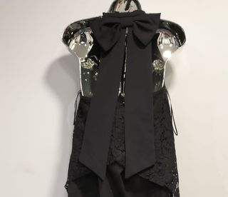 Blusa negra en encaje 