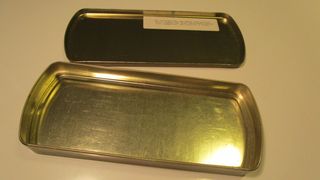 Antigua caja metálica botiquín para coche