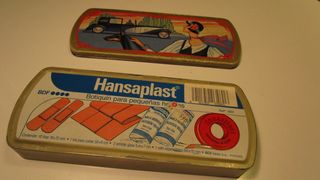 Antigua caja metálica botiquín para coche