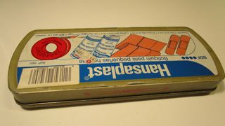 Antigua caja metálica botiquín para coche