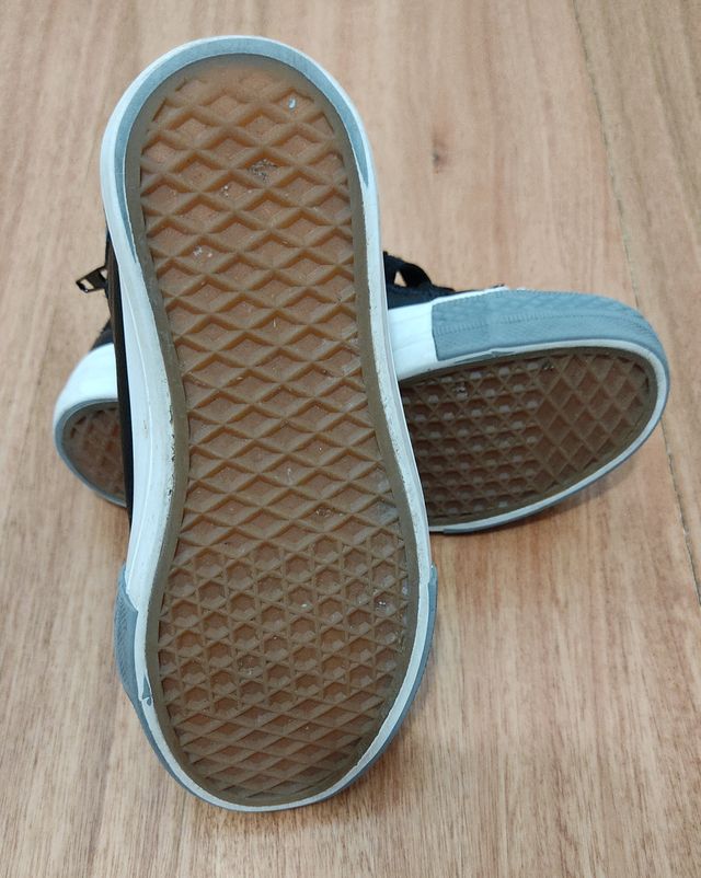 Zapatillas altas o botas infantiles negras