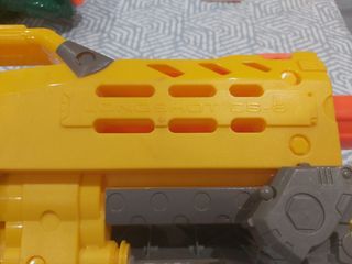 Pistola juguete Nerf grande con 3 cargadores