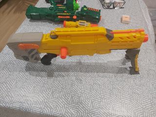 Pistola juguete Nerf grande con 3 cargadores