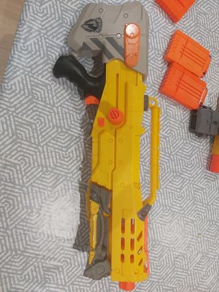 Pistola juguete Nerf grande con 3 cargadores
