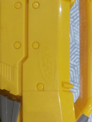 Pistola juguete Nerf grande con 3 cargadores