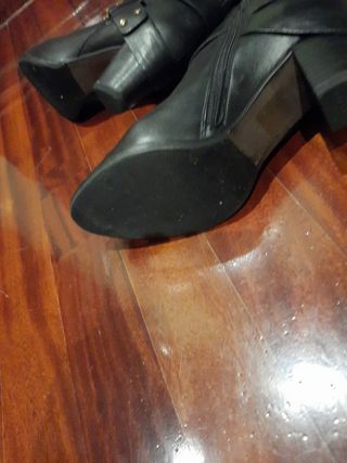 Botas de piel.