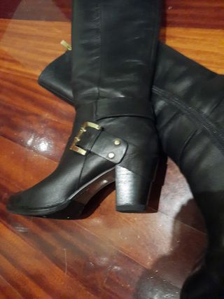 Botas de piel.