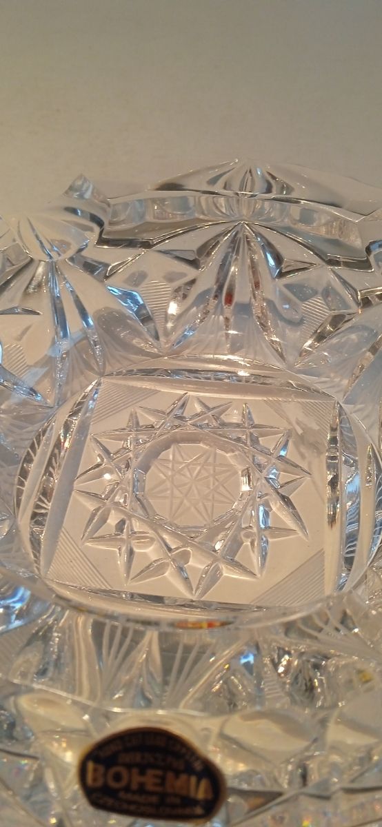 Cenicero de cristal tallado y sólido de Bohemia.