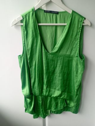 Top verde brillante de Zara. SIn estrena