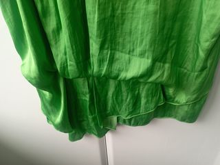 Top verde brillante de Zara. SIn estrena
