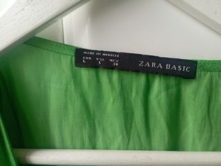 Top verde brillante de Zara. SIn estrena
