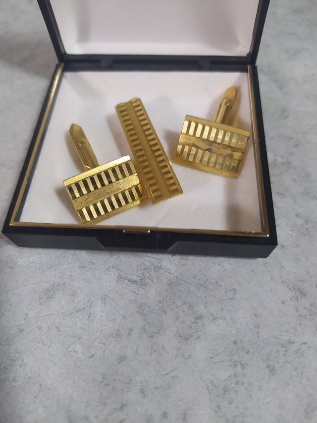 Gemelos y corbatero.