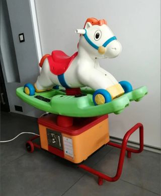 Caballo antiguo FEBER que funciona a monedas