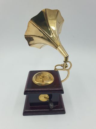 Figura di grammofono in stile retrò