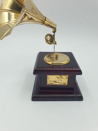 Figura di grammofono in stile retrò