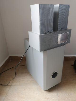 Subwofer y altavoces BRECH. Con su mando original.