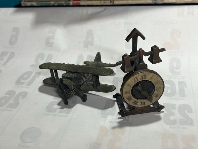 2 SACAPUNTAS ANTIGUOS RELOJ Y AEROPLANO