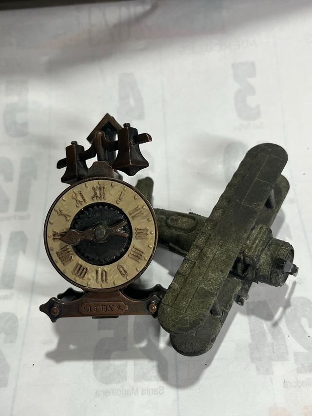 2 SACAPUNTAS ANTIGUOS RELOJ Y AEROPLANO