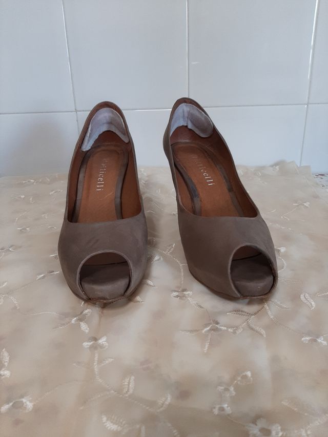 Zapatos tacón taupe plataforma.